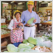ＨＢ－１０１で育てた安全安心な野菜を八木山高原の「農楽園」で販売しています。きれい、おいしいと大好評で野菜を並べる傍から売れていきます。